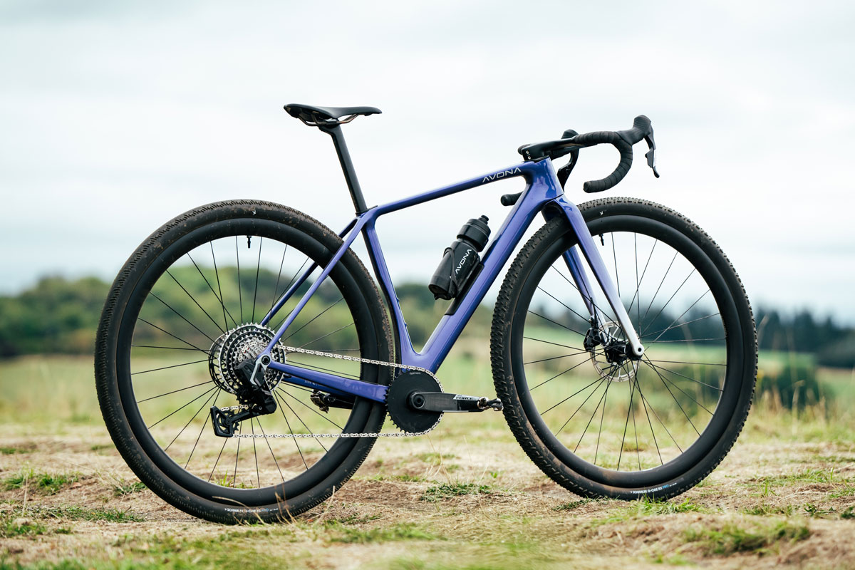 Callis 32 in violet, side view from diagonally behind