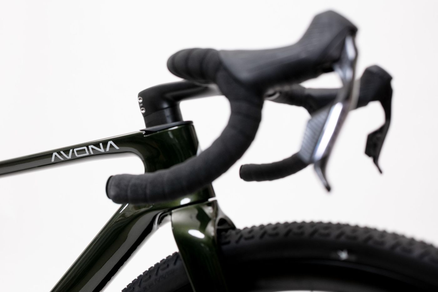 Callis 32 in green, handlebar blurred in the foreground