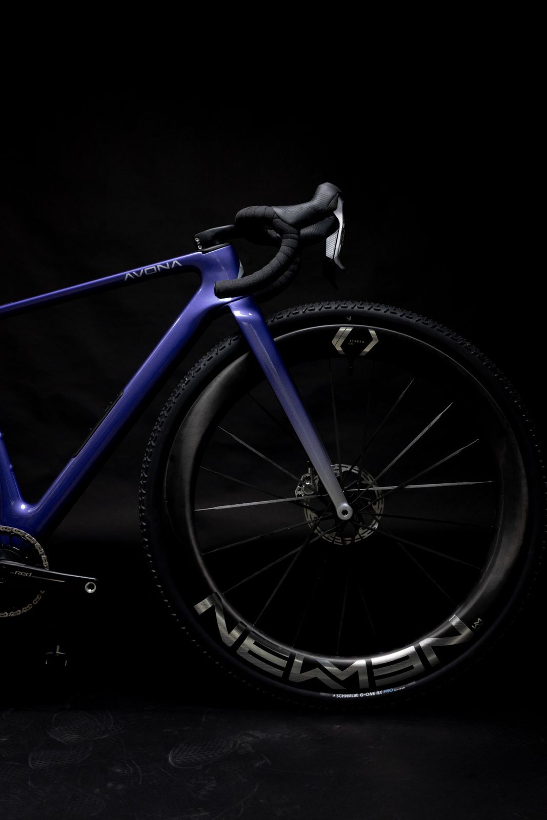 Callis 32 in violet, front wheel and fork against a dark background