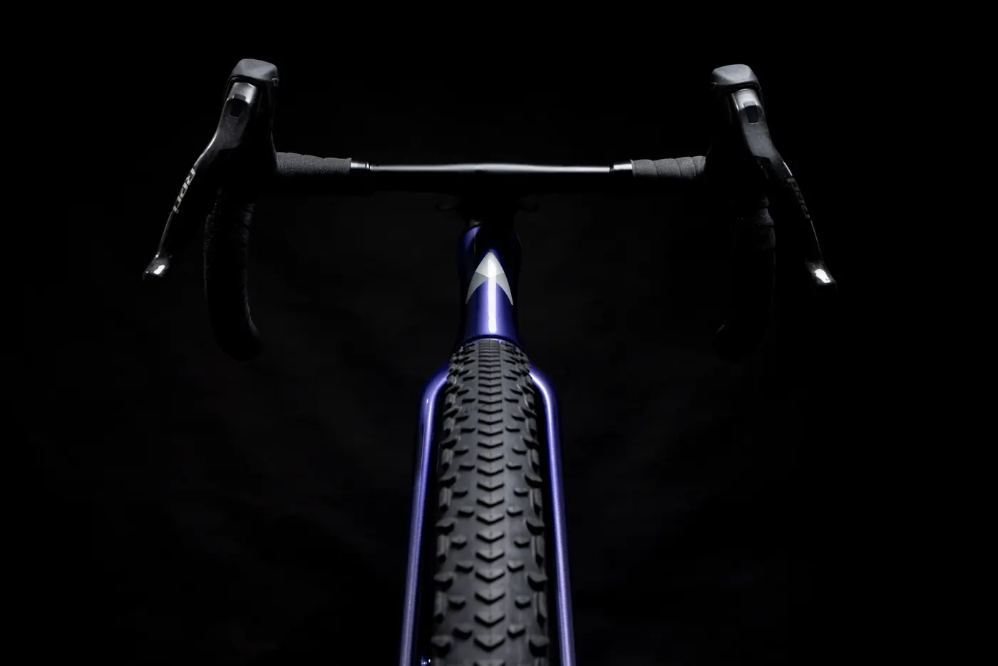 Callis 32 in violet, handlebar and front wheel from the front against a dark background