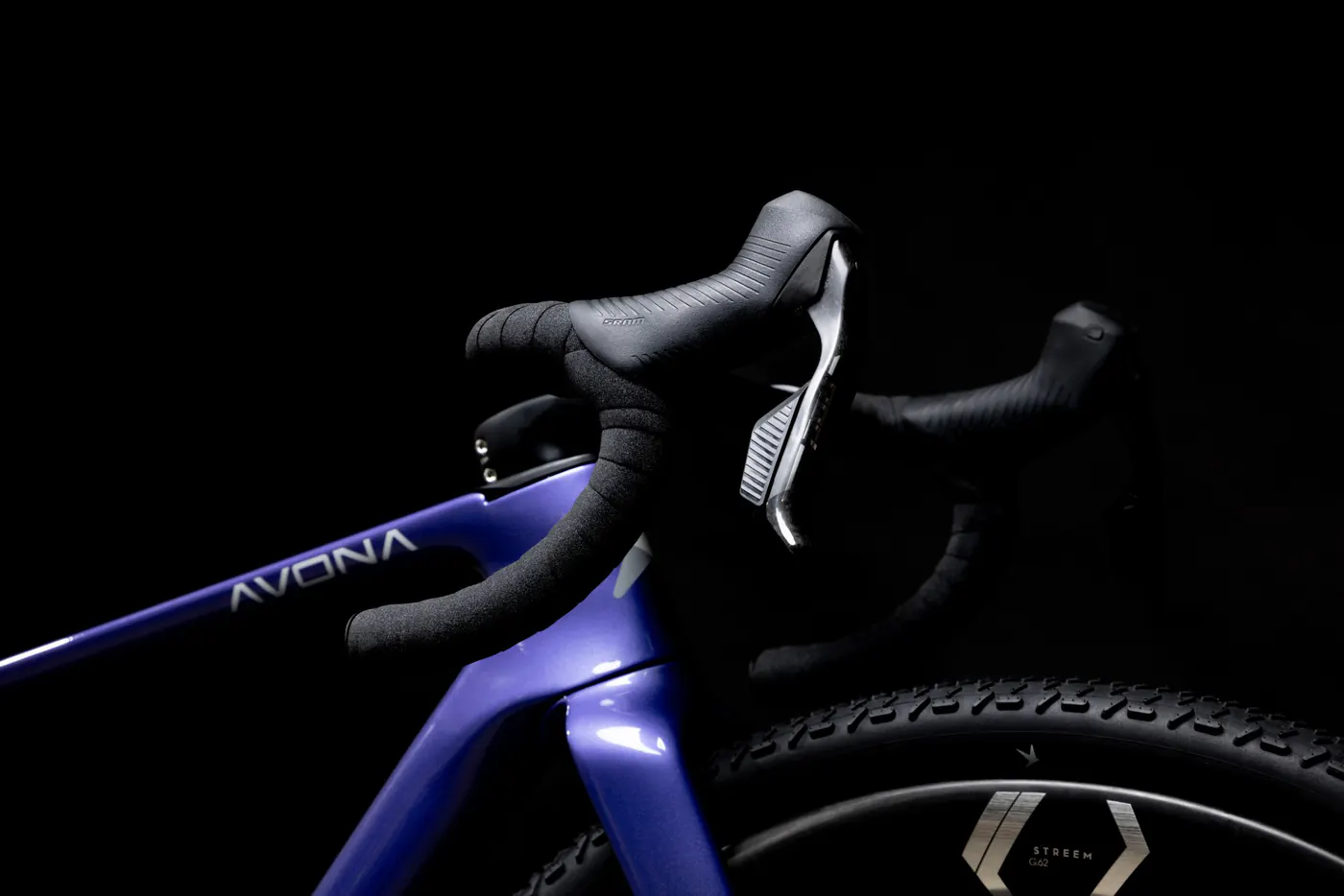 Callis 32 in violet, brake lever and handlebar tape in detail