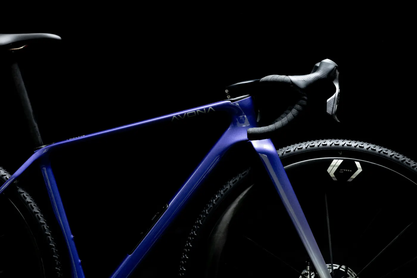 Callis 32 in violet, frame and front wheel against a dark background
